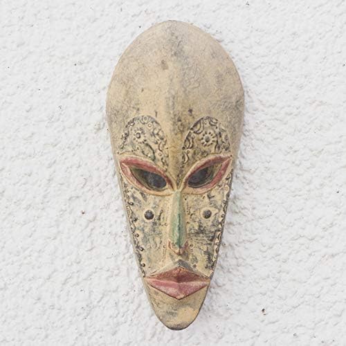 Novica Decorative Hausa Wood Mask, bej „iartă -mă”