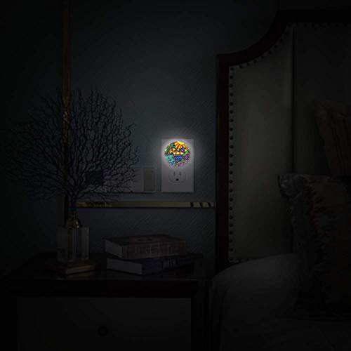 Lumina de noapte mică cu peisaj fictiv colorat dop de lumină de noapte în perete cu pachet de senzori de amurg până la zori