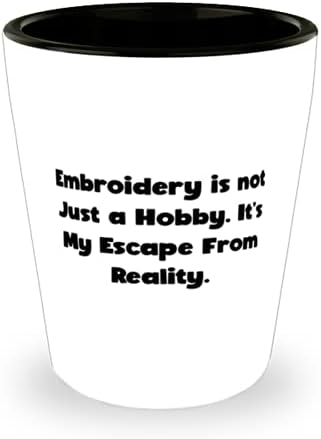 Broderia nu este doar un Hobby. E evadarea mea din realitate. Sticlă De Broderie, Cadouri De Broderie Fanteziste, Ceașcă Ceramică