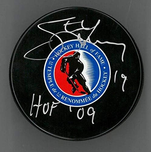 Steve Yzerman a autografat Hockey Hall of Fame Puck cu inscripția HOF 09-autografe NHL pucks