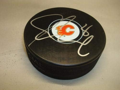 Joe Colborne a semnat Calgary Flames Hockey Puck autografat 1A-autografat NHL Pucks